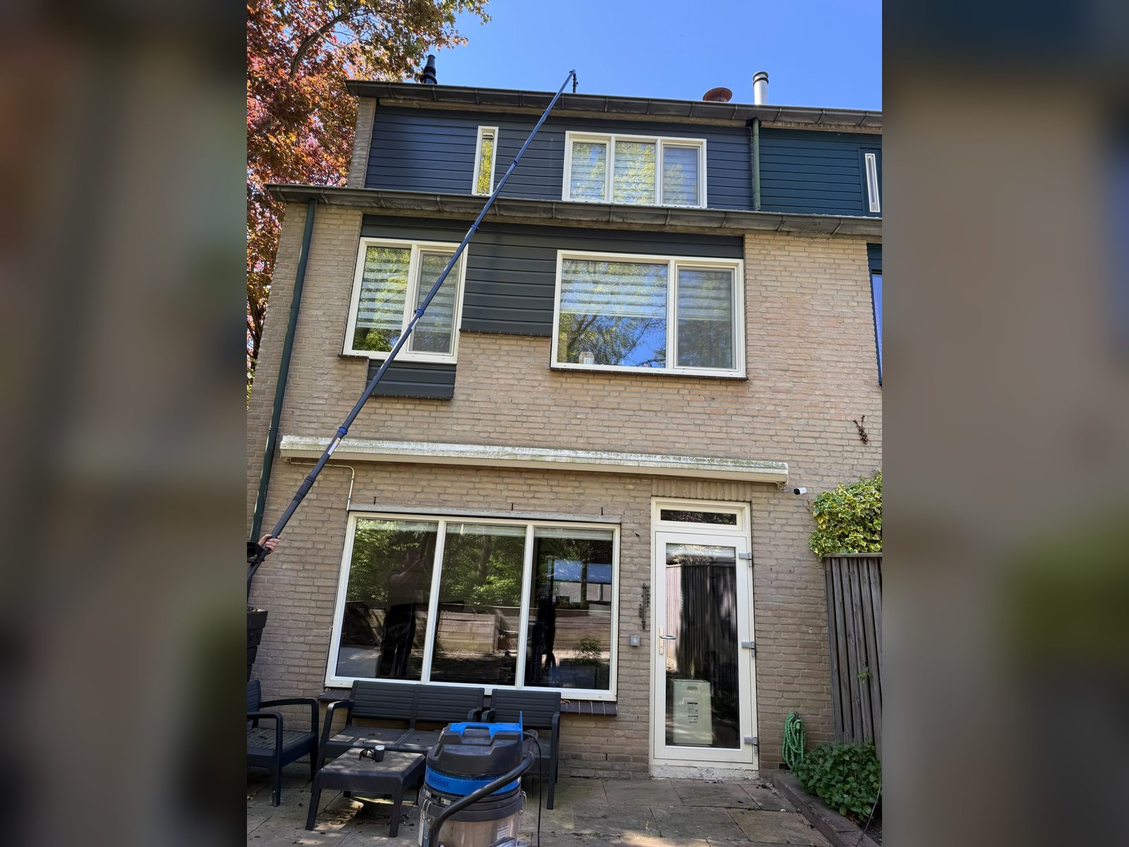Reiniging van dakgoot en gevel vanaf de grond met een telescopische steel